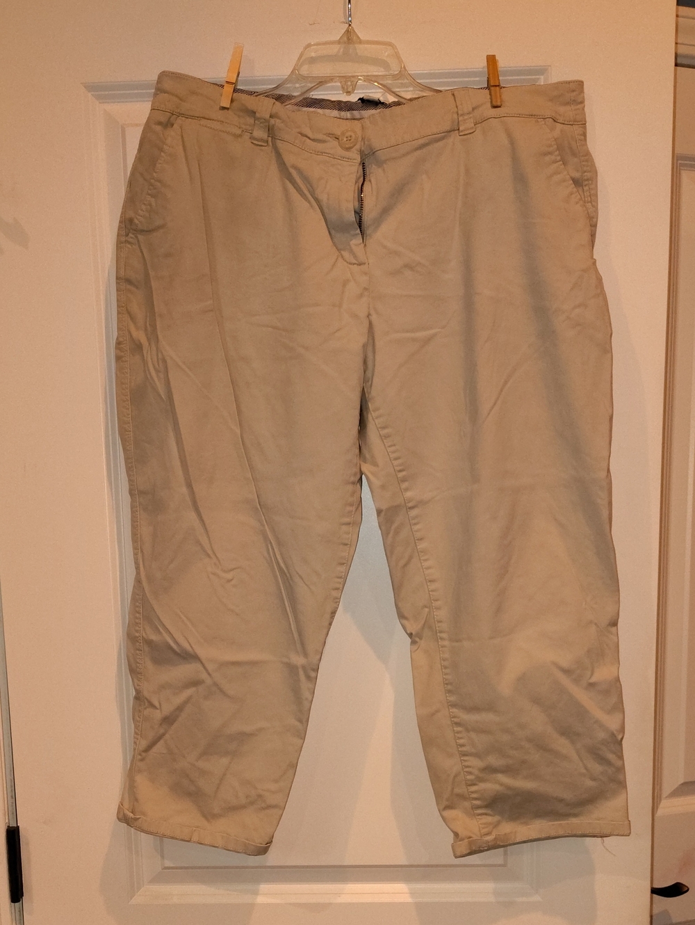 crown & ivy Women's Khaki Capris